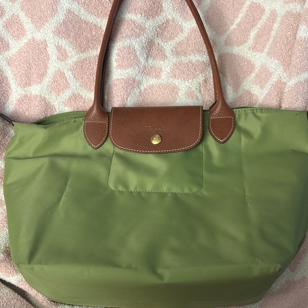Longchamp le pliage tote excellent condition. Will include bag organizer :)